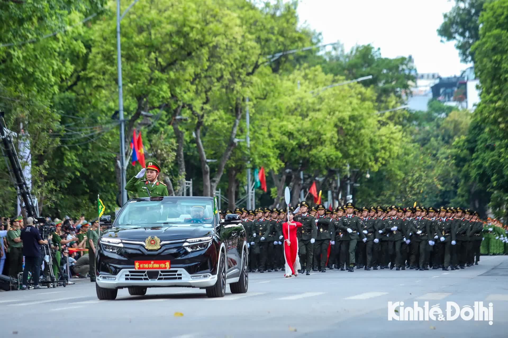 Người dân hào hứng xem công an diễu hành trong “Ngày hội vì Thủ đô bình yên”- Ảnh 8.