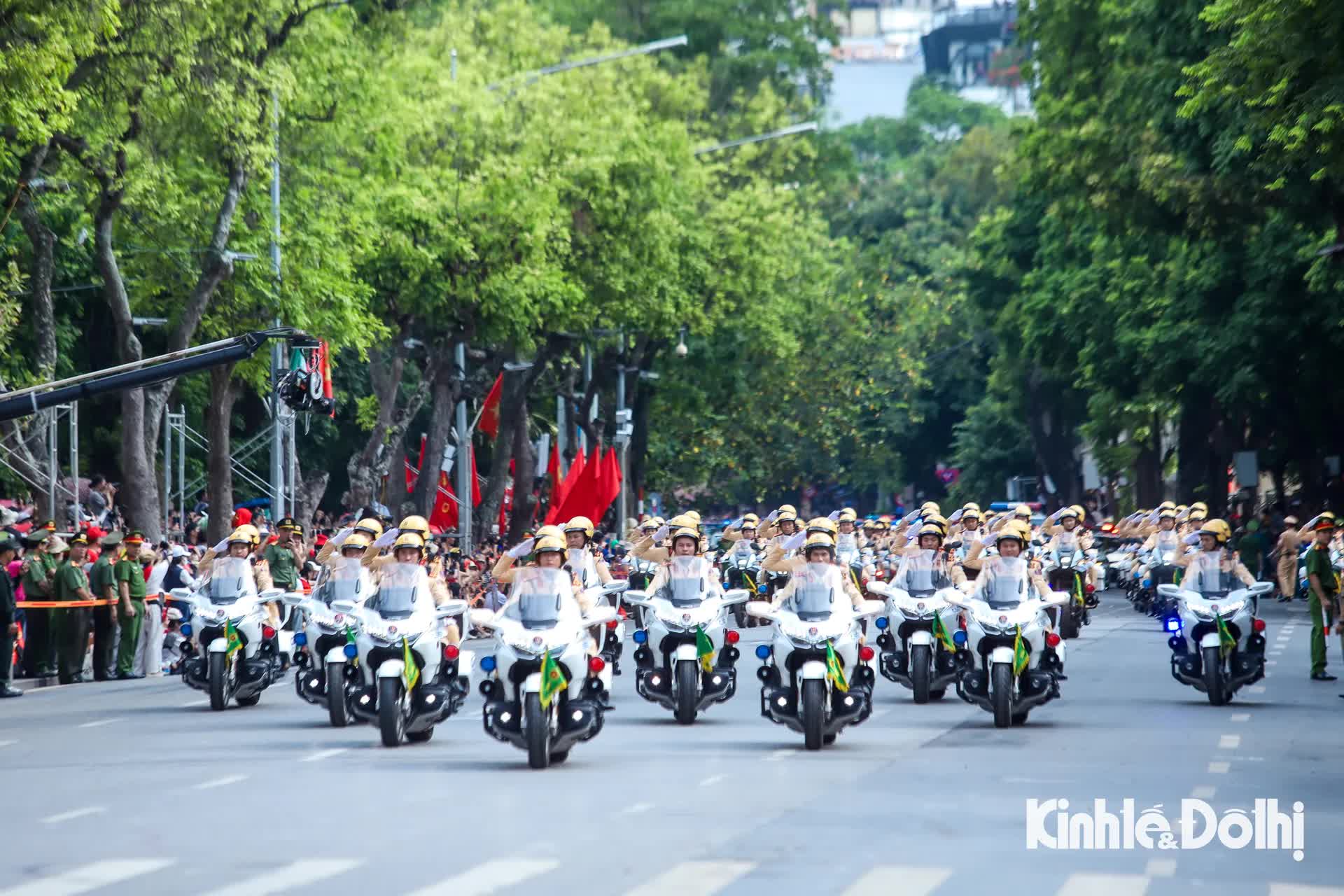 Người dân hào hứng xem công an diễu hành trong “Ngày hội vì Thủ đô bình yên”- Ảnh 18.