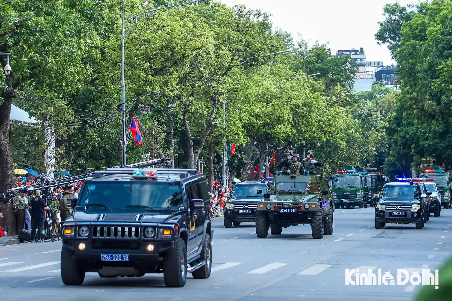 Người dân hào hứng xem công an diễu hành trong “Ngày hội vì Thủ đô bình yên”- Ảnh 20.