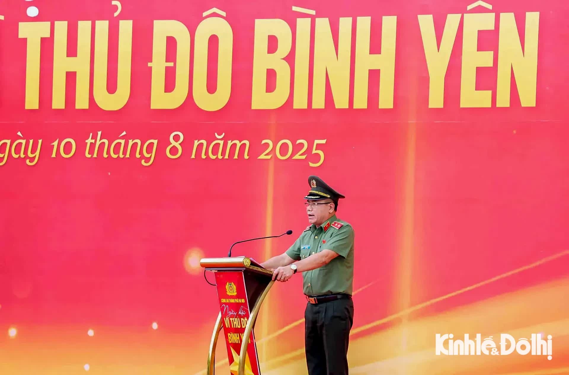 Người dân hào hứng xem công an diễu hành trong “Ngày hội vì Thủ đô bình yên”- Ảnh 3.