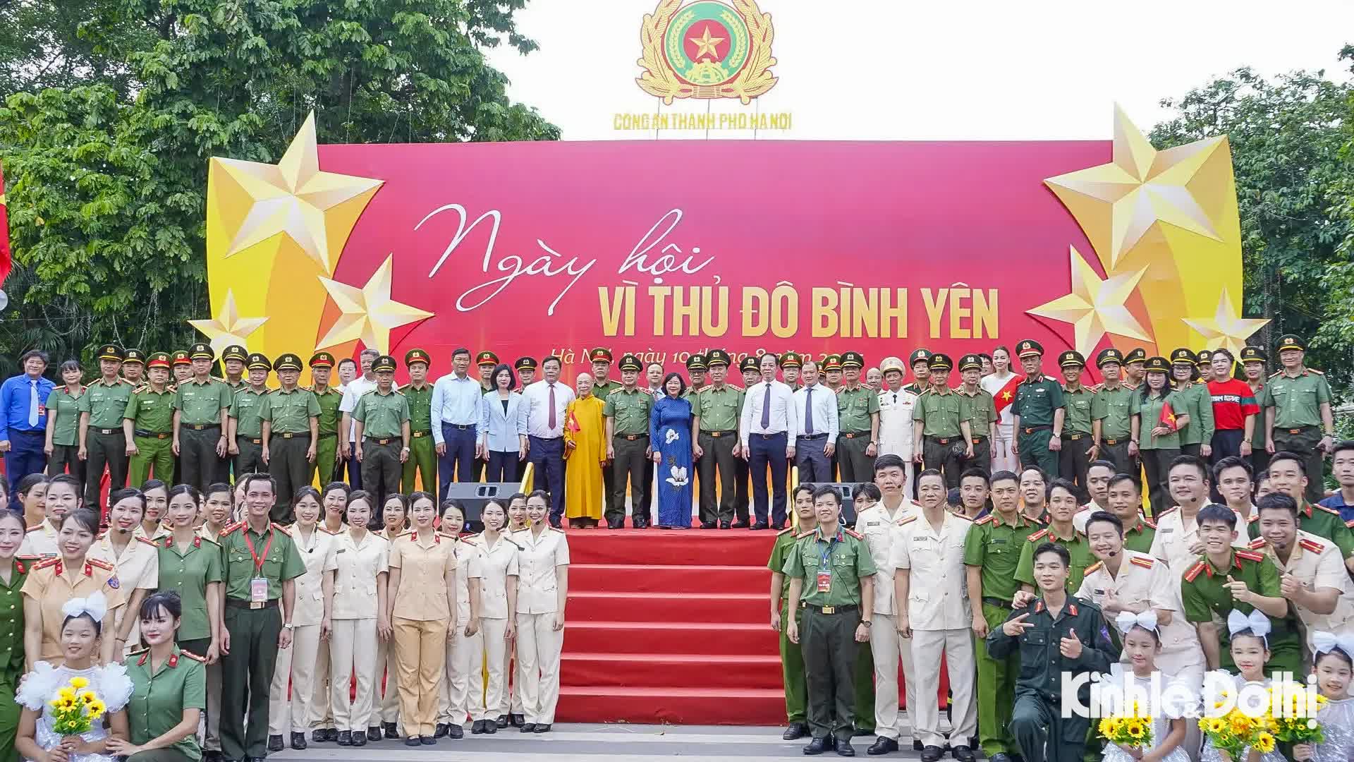 Người dân hào hứng xem công an diễu hành trong “Ngày hội vì Thủ đô bình yên”- Ảnh 4.