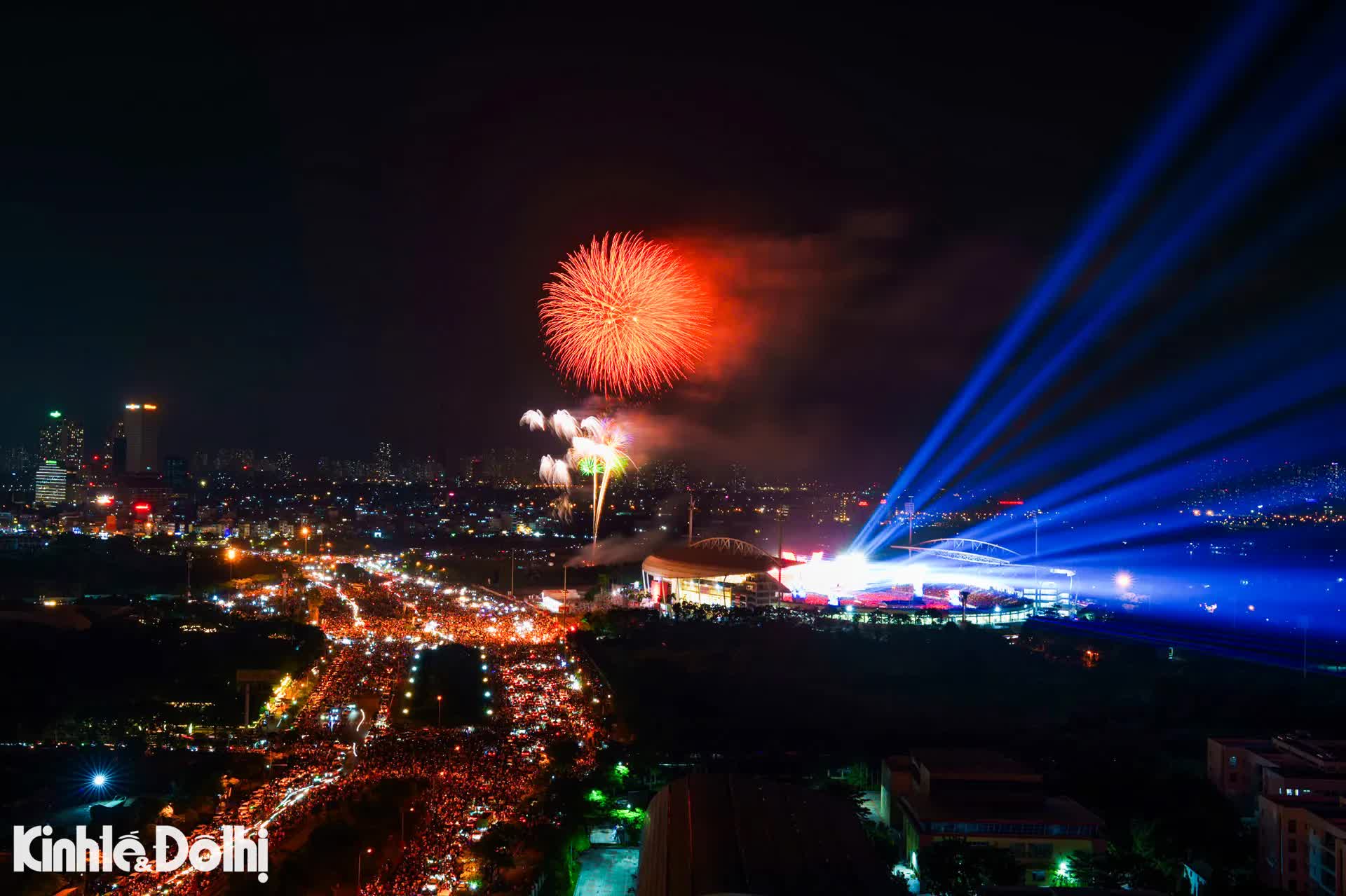 Pháo hoa rực sáng bầu trời Hà Nội tại concert quốc gia "Tổ quốc trong tim"- Ảnh 8.