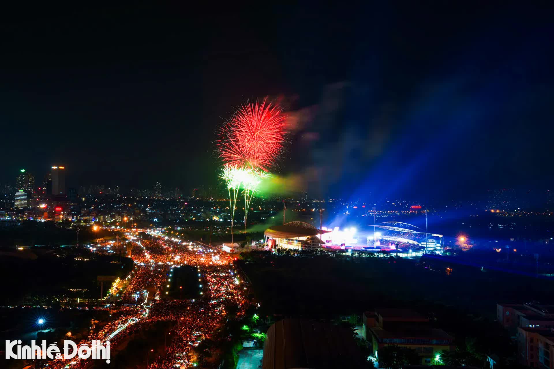 Pháo hoa rực sáng bầu trời Hà Nội tại concert quốc gia "Tổ quốc trong tim"- Ảnh 3.