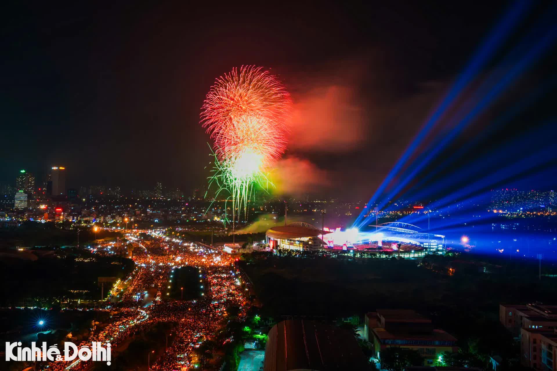 Pháo hoa rực sáng bầu trời Hà Nội tại concert quốc gia "Tổ quốc trong tim"- Ảnh 4.
