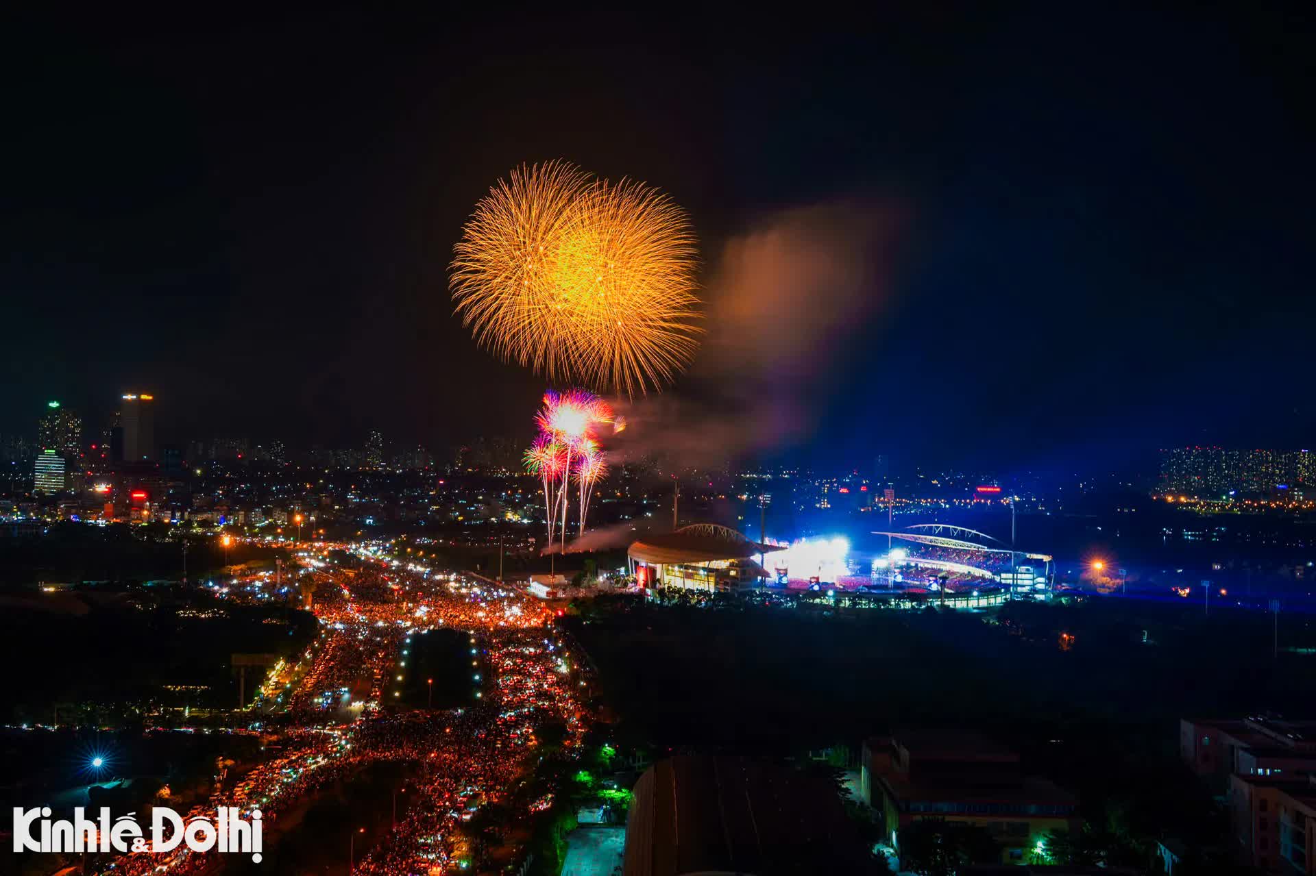Pháo hoa rực sáng bầu trời Hà Nội tại concert quốc gia "Tổ quốc trong tim"- Ảnh 10.