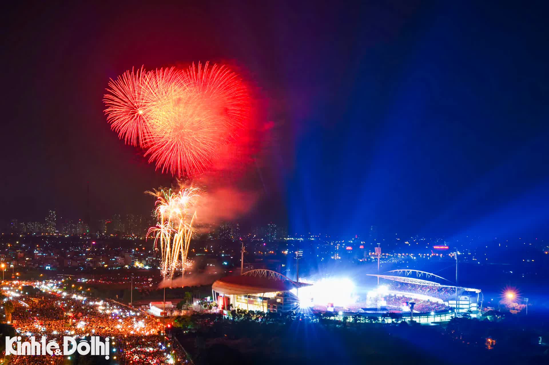Pháo hoa rực sáng bầu trời Hà Nội tại concert quốc gia "Tổ quốc trong tim"- Ảnh 9.