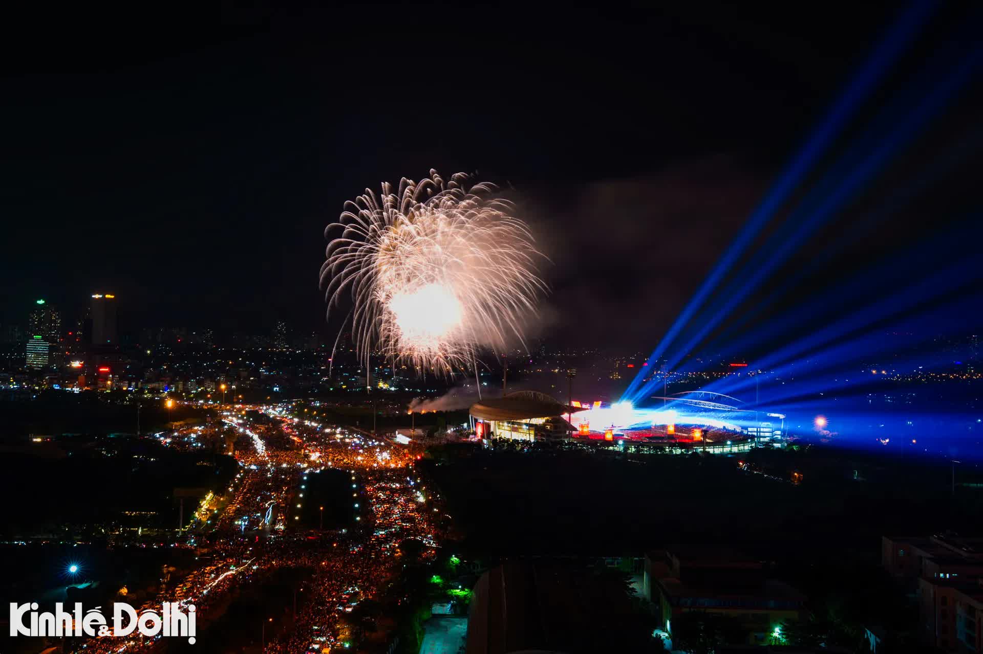 Pháo hoa rực sáng bầu trời Hà Nội tại concert quốc gia "Tổ quốc trong tim"- Ảnh 2.