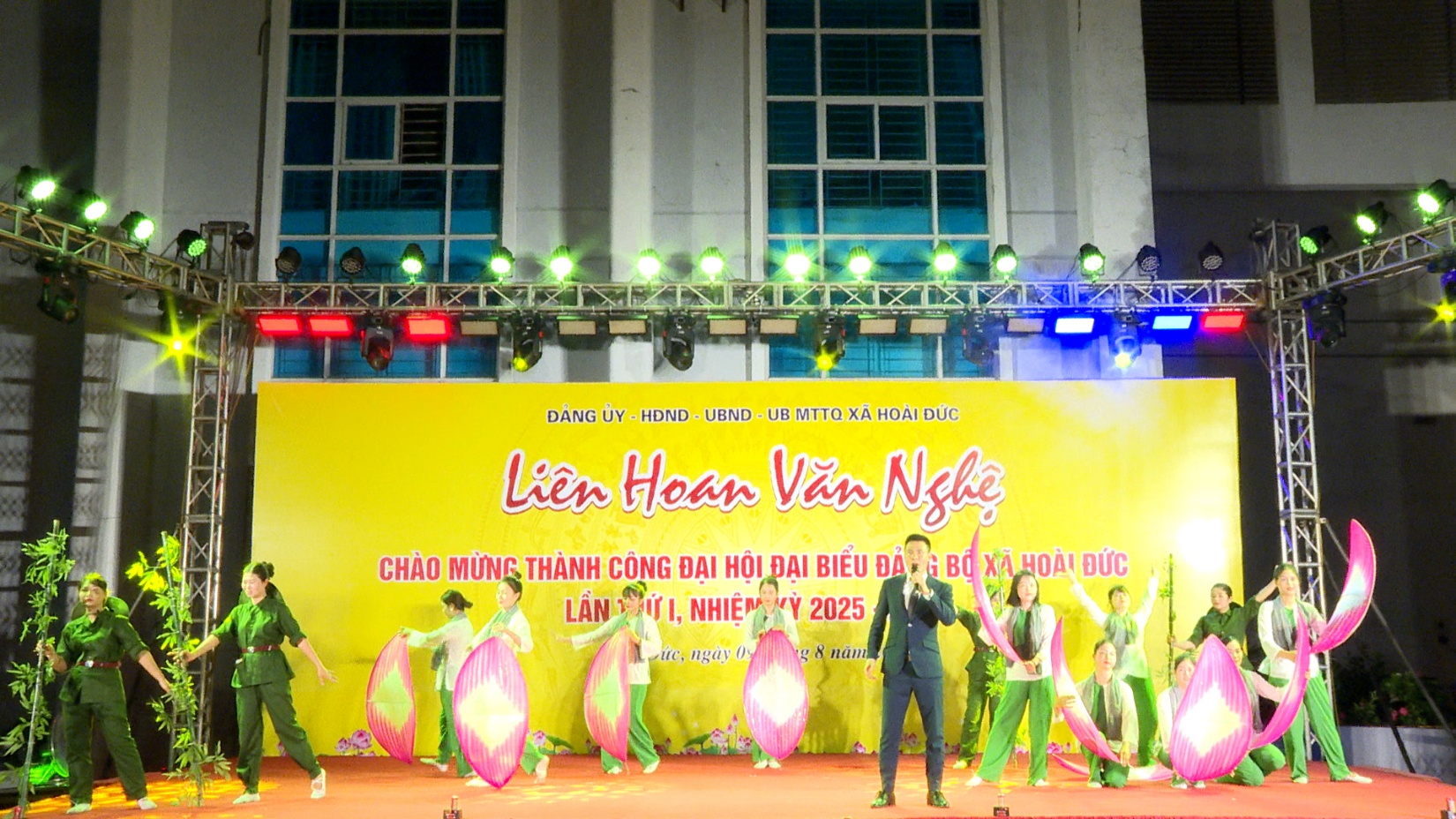 Liên hoan văn nghệ chào mừng thành công Đại hội đảng bộ xã Hoài Đức- Ảnh 5.