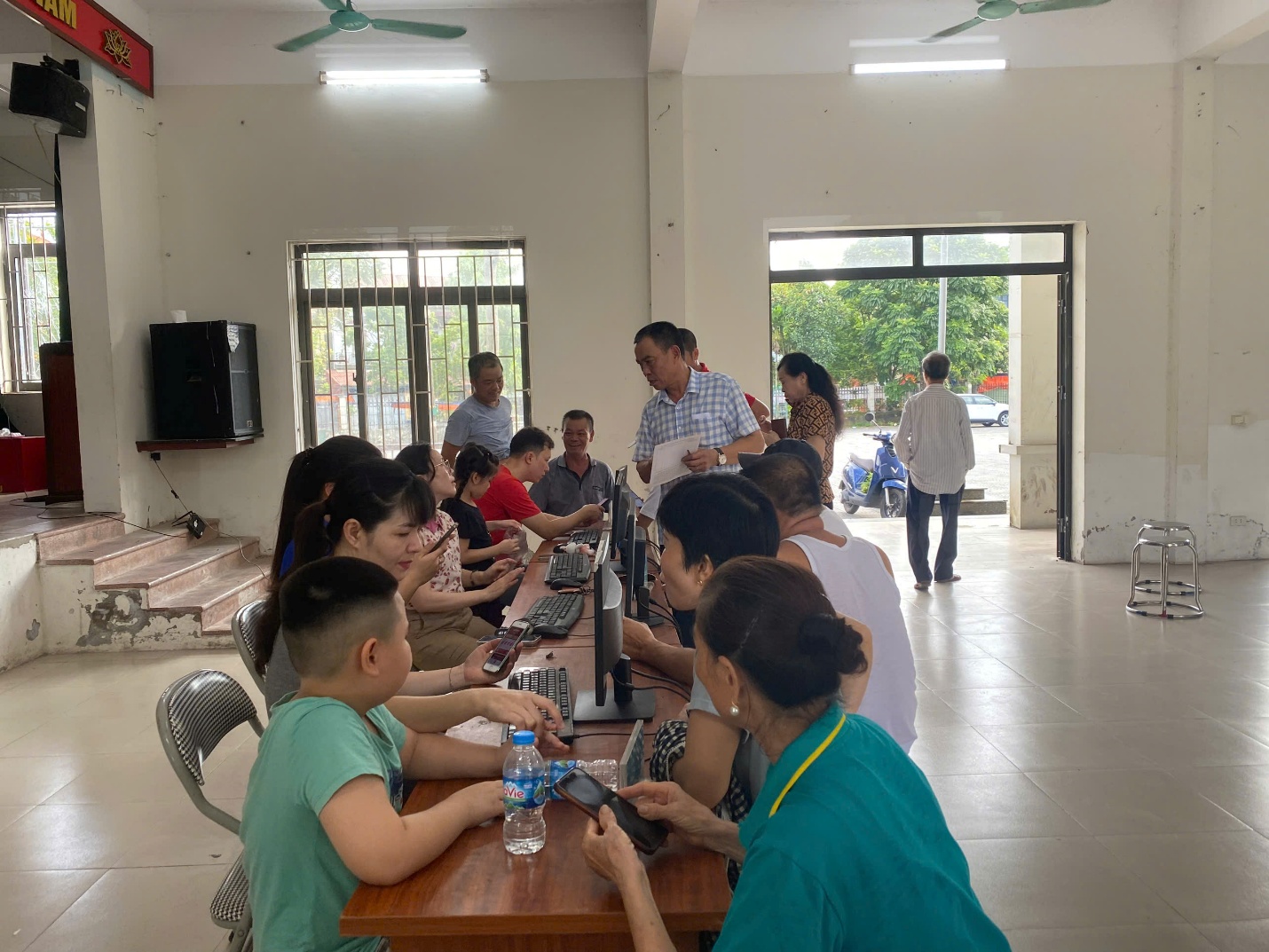 Gia Lâm tiếp tục ra mắt các điểm “Bình dân học vụ số lưu động” tại TDP Kiên Thành và Nhà văn hóa thôn Cam 2- Ảnh 3.