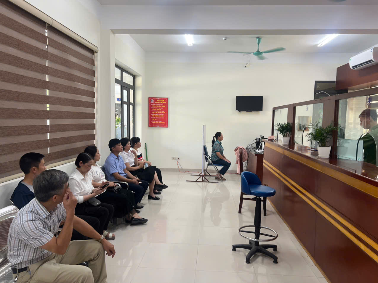Xã Gia Lâm đẩy mạnh cấp thẻ đảng viên điện tử, chuẩn hóa dữ liệu trong kỷ nguyên số- Ảnh 1.