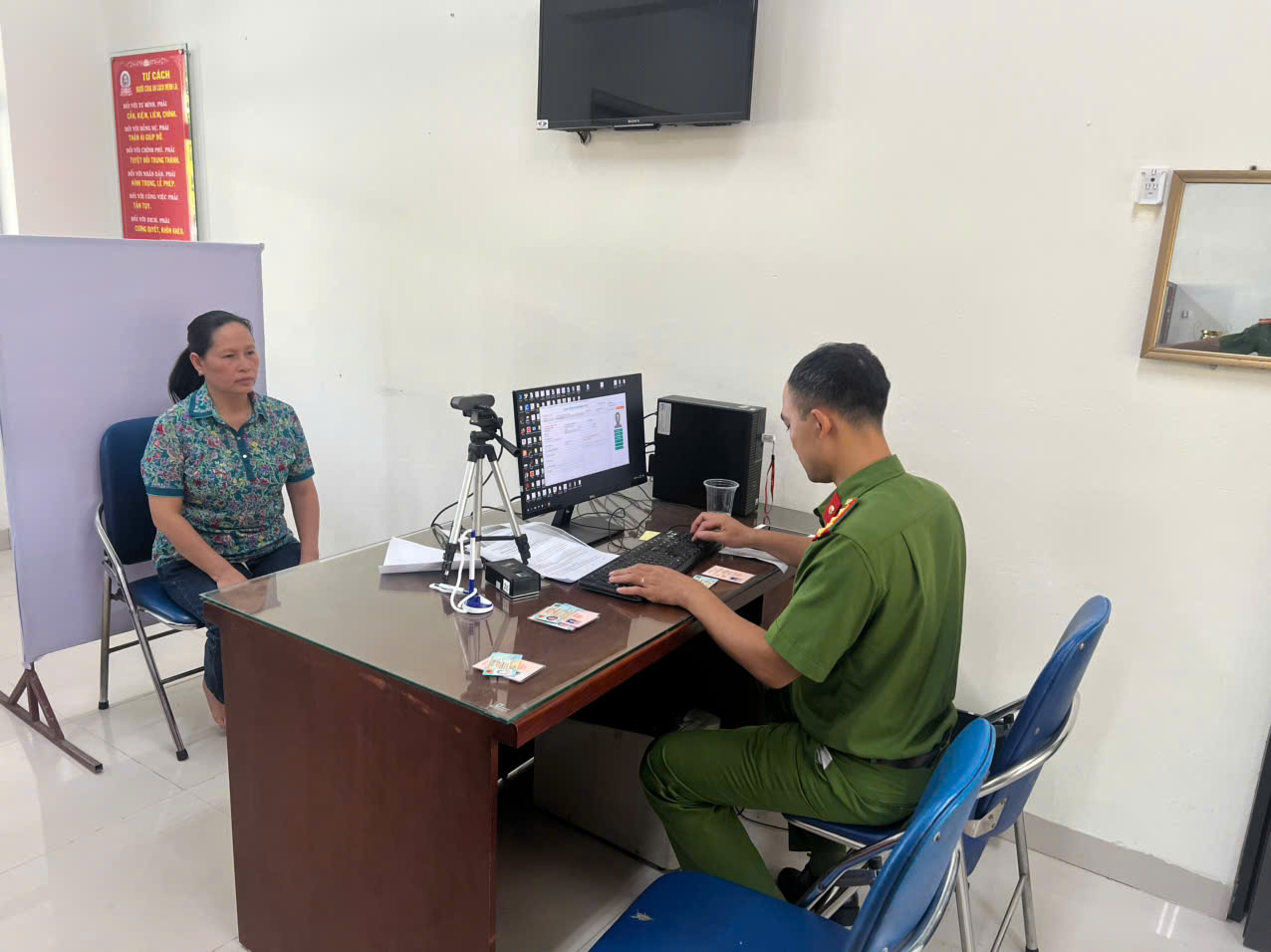 Xã Gia Lâm đẩy mạnh cấp thẻ đảng viên điện tử, chuẩn hóa dữ liệu trong kỷ nguyên số- Ảnh 2.