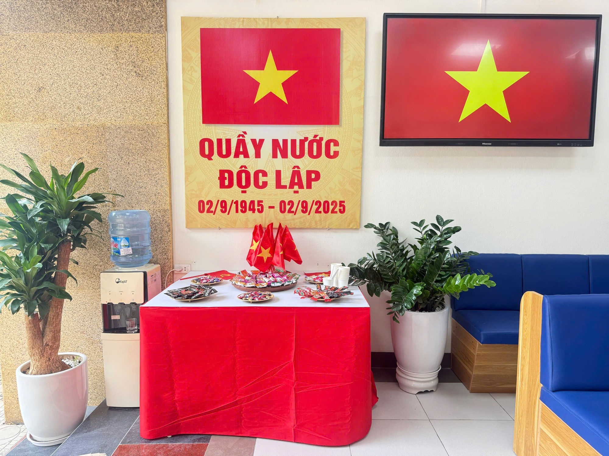 QUẦY NƯỚC “ĐỘC LẬP” TẠI ĐIỂM PHỤC VỤ HÀNH CHÍNH CÔNG PHƯỜNG KIM LIÊN – HOẠT ĐỘNG Ý NGHĨA CHÀO MỪNG QUỐC KHÁNH 2/9- Ảnh 1.