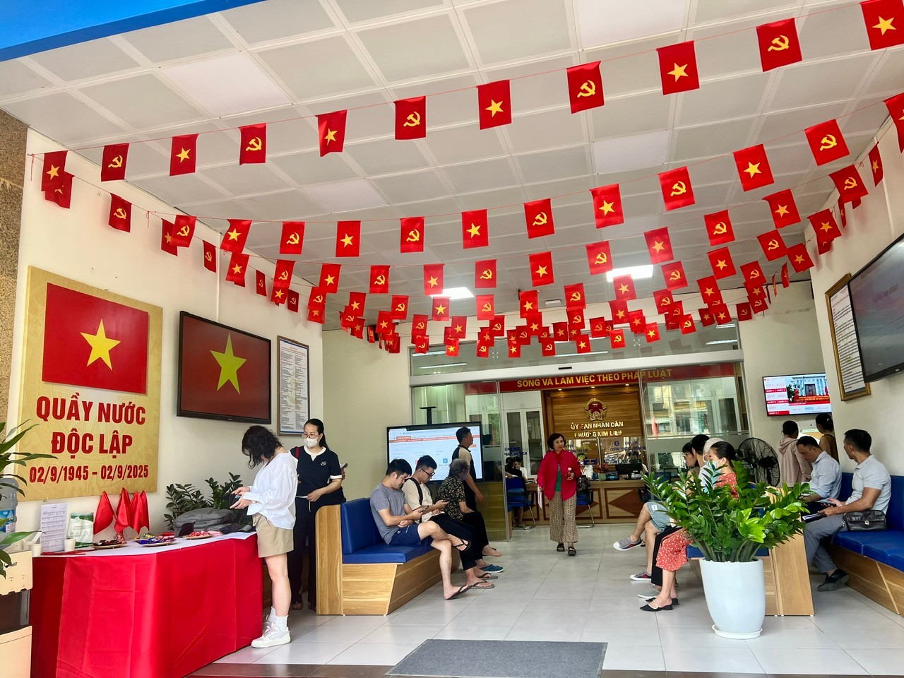 QUẦY NƯỚC “ĐỘC LẬP” TẠI ĐIỂM PHỤC VỤ HÀNH CHÍNH CÔNG PHƯỜNG KIM LIÊN – HOẠT ĐỘNG Ý NGHĨA CHÀO MỪNG QUỐC KHÁNH 2/9- Ảnh 2.