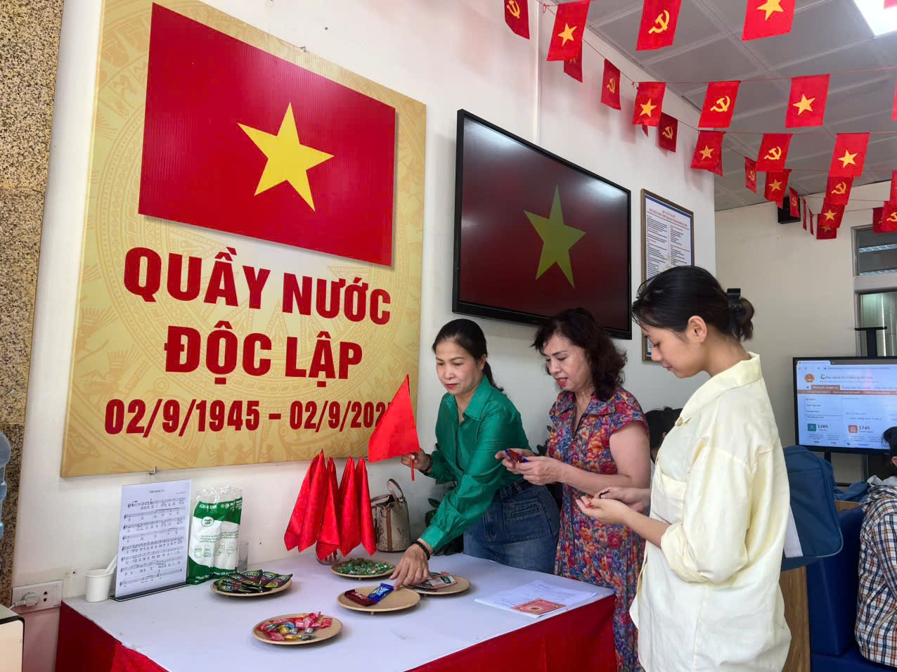 QUẦY NƯỚC “ĐỘC LẬP” TẠI ĐIỂM PHỤC VỤ HÀNH CHÍNH CÔNG PHƯỜNG KIM LIÊN – HOẠT ĐỘNG Ý NGHĨA CHÀO MỪNG QUỐC KHÁNH 2/9- Ảnh 3.