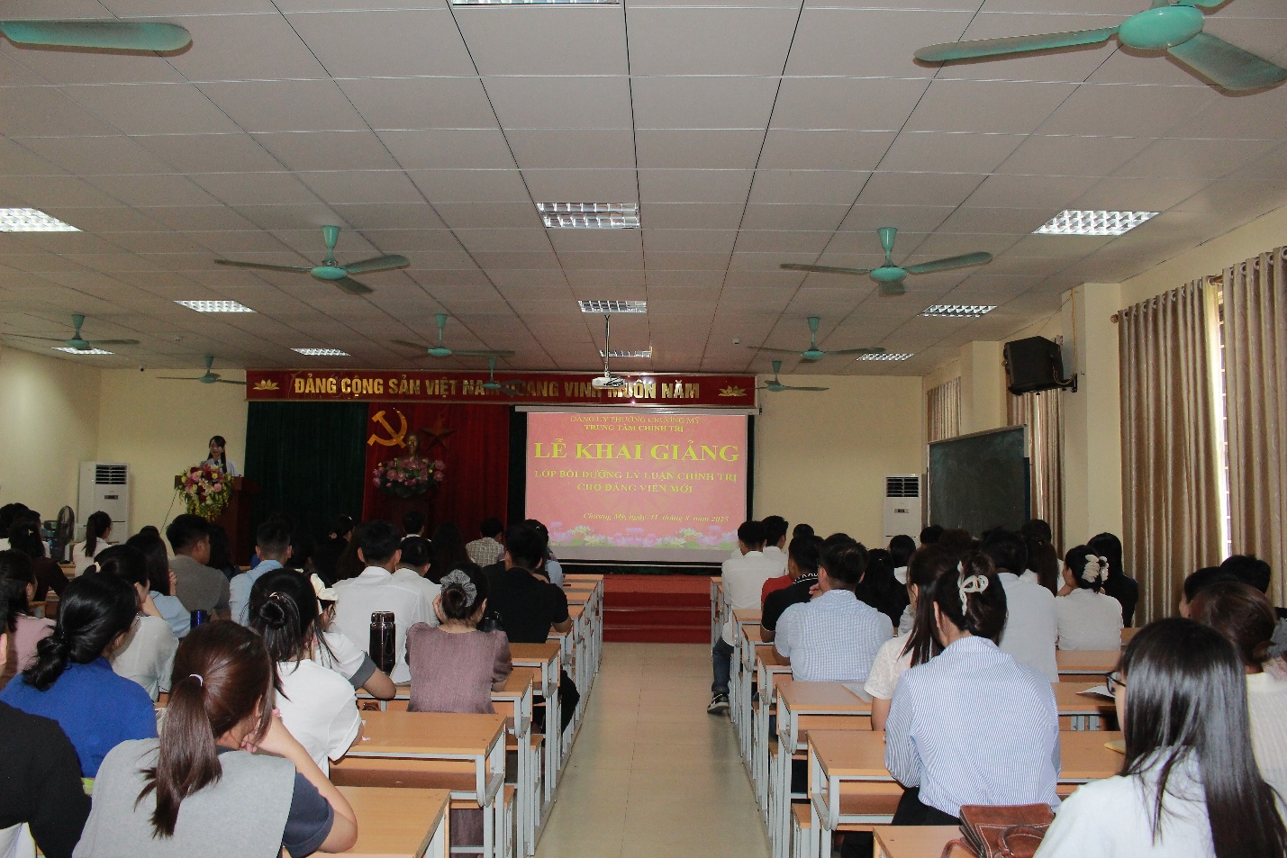 Trung tâm Chính trị khu vực Chương Mỹ khai giảng lớp bồi dưỡng chính trị cho Đảng viên mới- Ảnh 1.