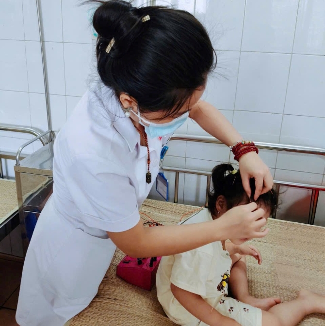 Điều trị rối loạn phổ tự kỷ bằng Y học cổ truyền - An toàn và hiệu quả- Ảnh 1.