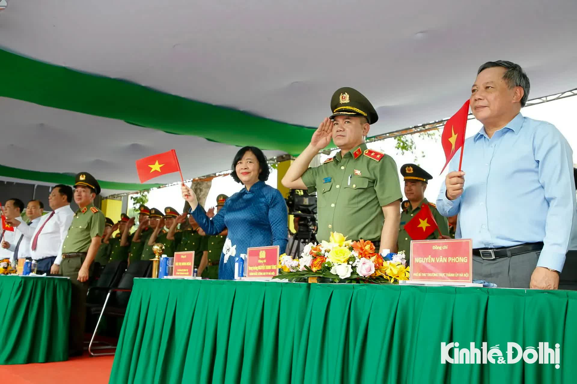 Người dân hào hứng xem công an diễu hành trong “Ngày hội vì Thủ đô bình yên”- Ảnh 2.