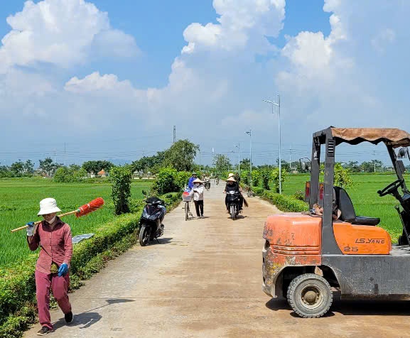 Cán bộ và nhân dân thôn Yên Khê hưởng ứng phong trào “Sáng, Xanh, Sạch, Đẹp”, chào mừng Đại hội đại biểu Đảng bộ phường Chương Mỹ lần thứ I, nhiệm kỳ 2025 – 2030- Ảnh 5.