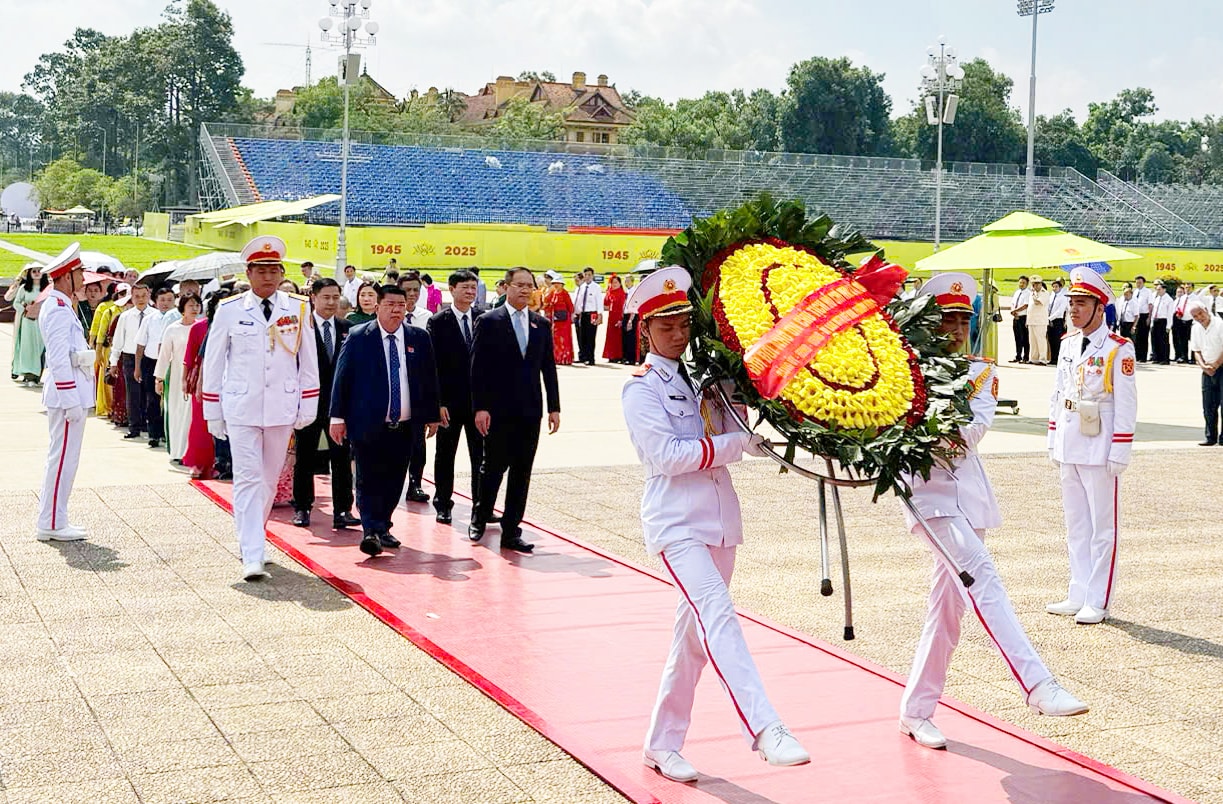 Đoàn đại biểu Đảng bộ phường Đống Đa báo công dâng Bác- Ảnh 1.