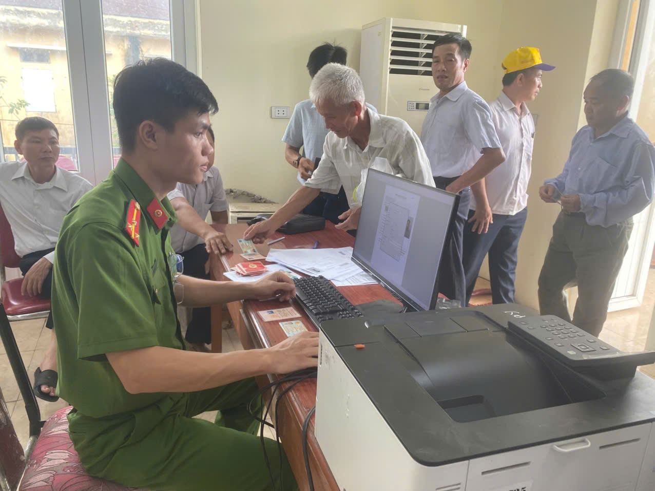 Xã Chuyên Mỹ triển khai đồng bộ, quyết liệt việc thu nhận hồ sơ cấp thẻ đảng viên- Ảnh 1.
