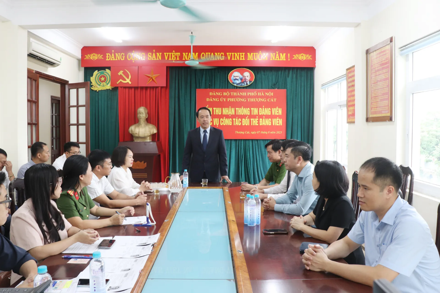 CÔNG AN PHƯỜNG THƯỢNG CÁT ĐỔI MỚI, SÁNG TẠO, ĐI ĐẦU TRONG CÔNG TÁC THU NHẬN DỮ LIỆU ĐẢNG VIÊN, CHUẨN HOÁ DỮ LIỆU TRONG KỶ NGUYÊN SỐ- Ảnh 1.