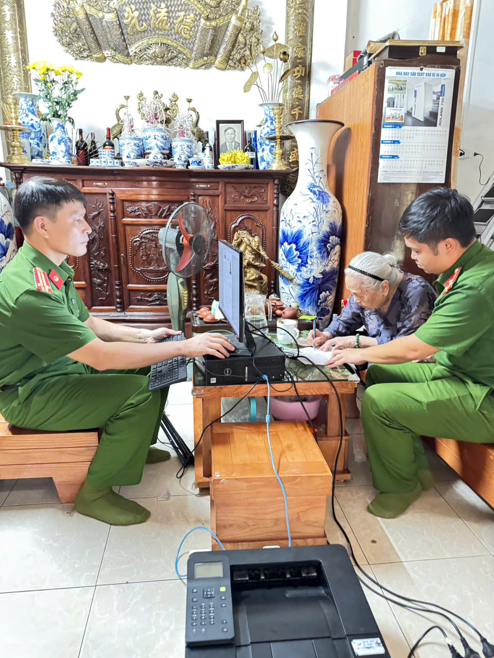 CÔNG AN PHƯỜNG THƯỢNG CÁT ĐỔI MỚI, SÁNG TẠO, ĐI ĐẦU TRONG CÔNG TÁC THU NHẬN DỮ LIỆU ĐẢNG VIÊN, CHUẨN HOÁ DỮ LIỆU TRONG KỶ NGUYÊN SỐ- Ảnh 2.