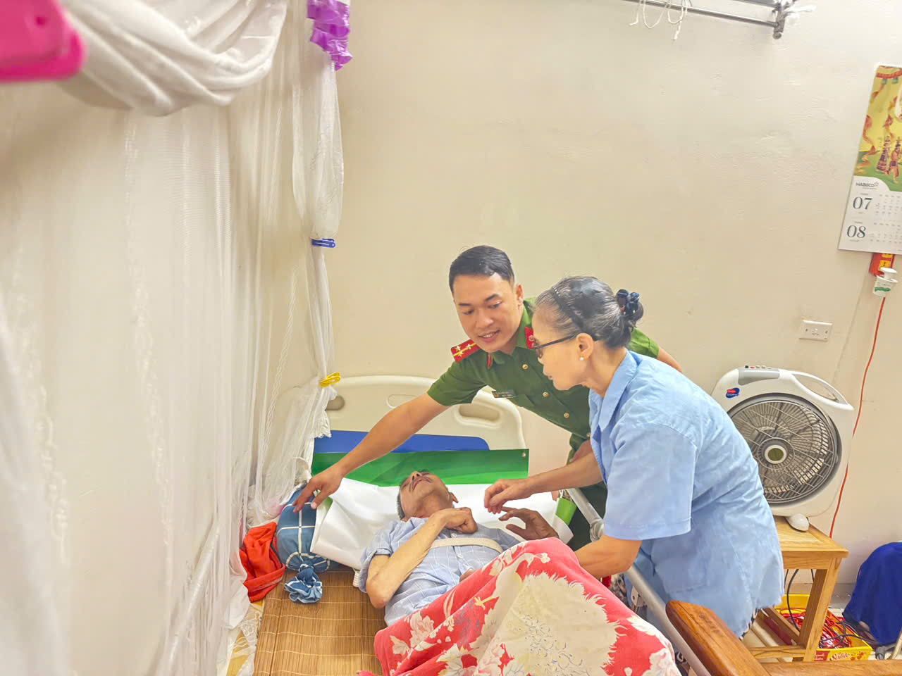 CÔNG AN PHƯỜNG THƯỢNG CÁT ĐỔI MỚI, SÁNG TẠO, ĐI ĐẦU TRONG CÔNG TÁC THU NHẬN DỮ LIỆU ĐẢNG VIÊN, CHUẨN HOÁ DỮ LIỆU TRONG KỶ NGUYÊN SỐ- Ảnh 3.