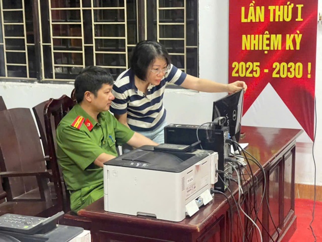 Xã Hoài Đức triển khai công tác cấp thẻ Đảng viên mới- Ảnh 2.
