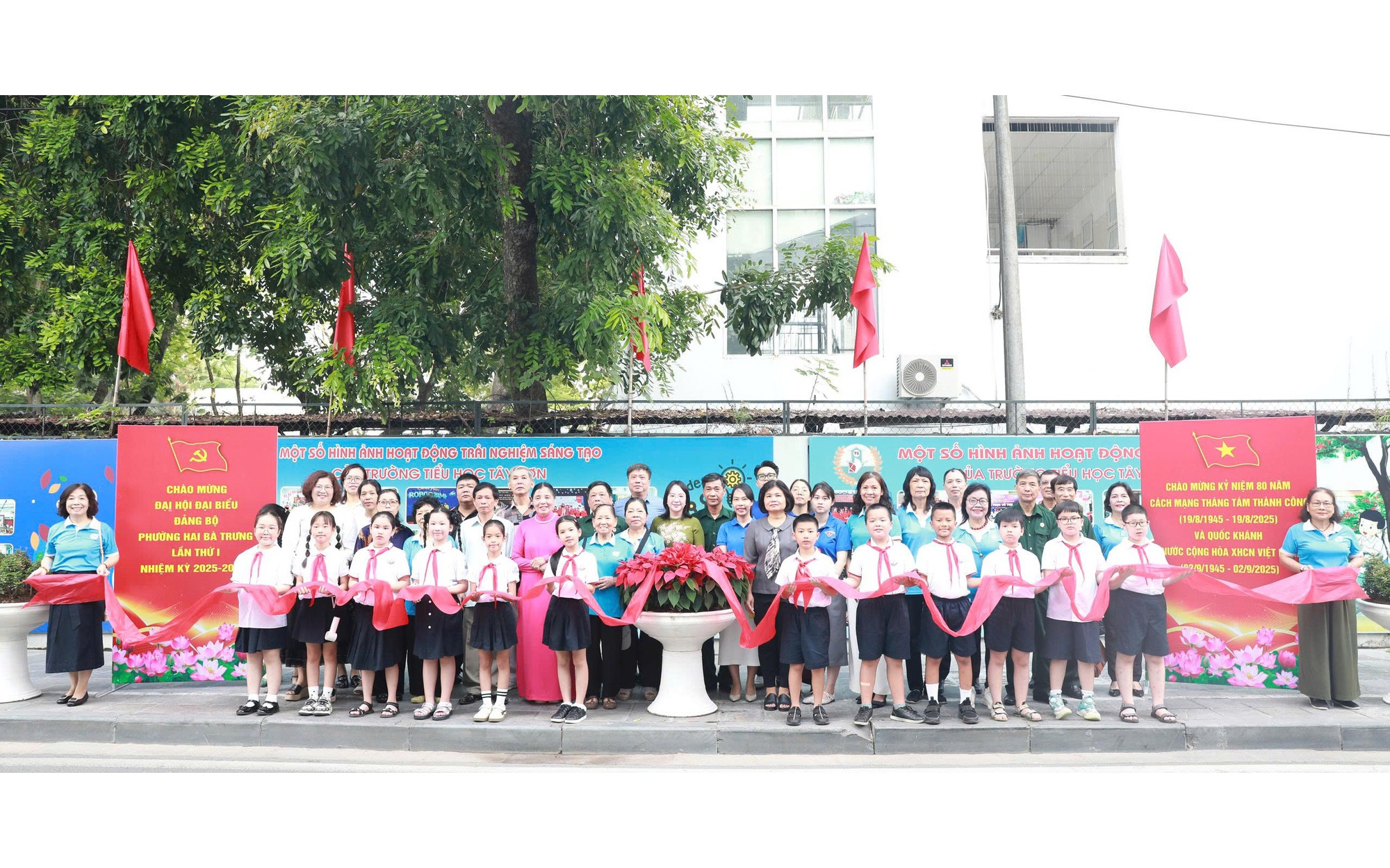 Lãnh đạo và các đại biểu dự chụp ảnh tuyến phố hoa rực rỡ sắc màu