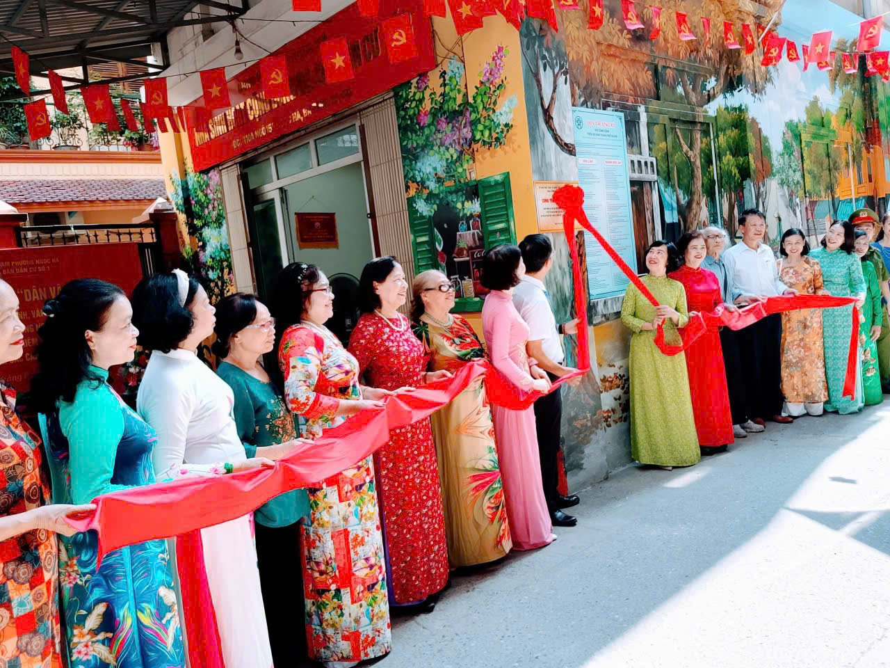 Ngọc Hà: Rực rỡ sắc cờ chào mừng Đại hội đại biểu Đảng bộ phường lần thứ I, nhiệm kỳ 2025-2030- Ảnh 10.