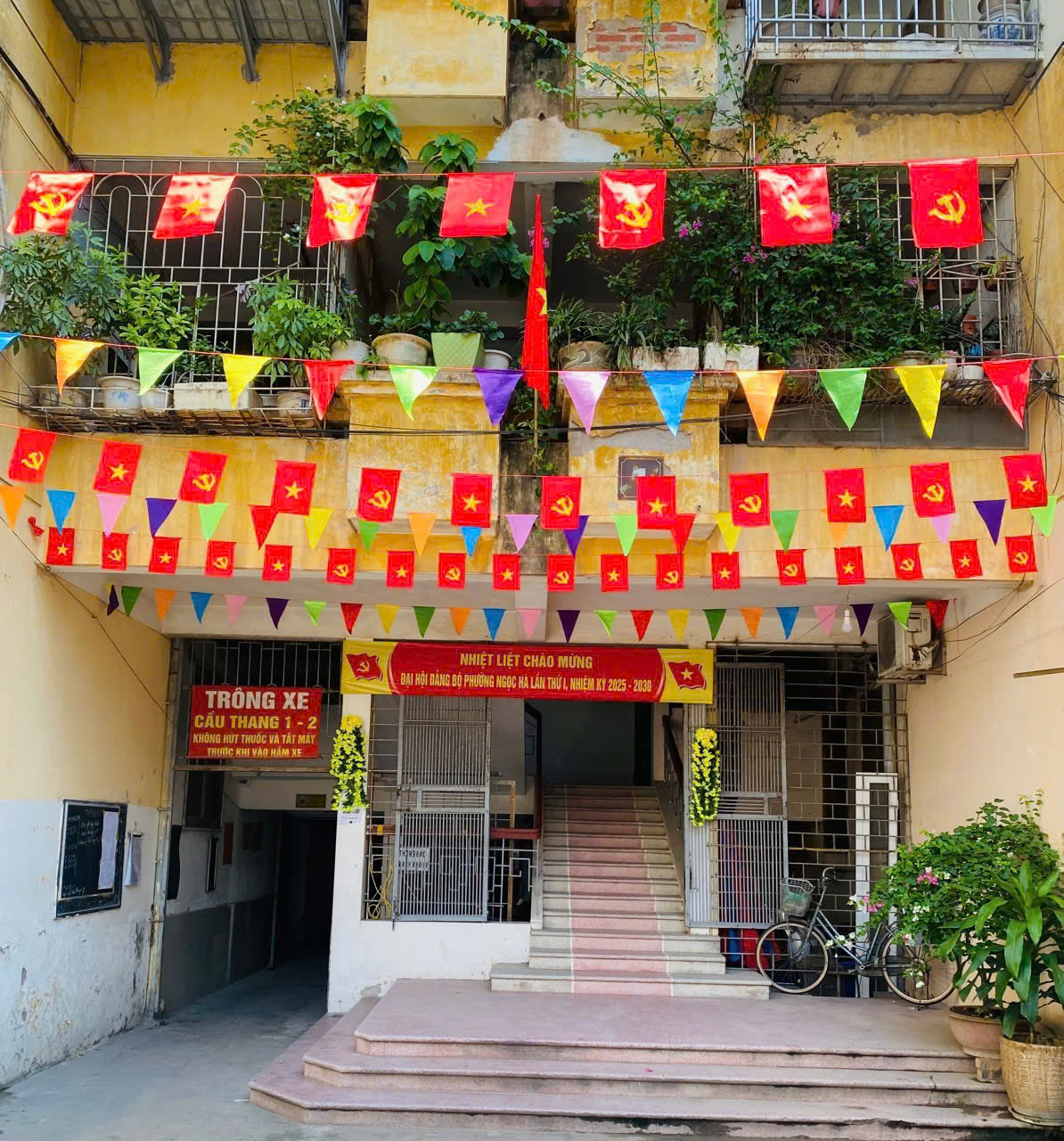 Ngọc Hà: Rực rỡ sắc cờ chào mừng Đại hội đại biểu Đảng bộ phường lần thứ I, nhiệm kỳ 2025-2030- Ảnh 18.