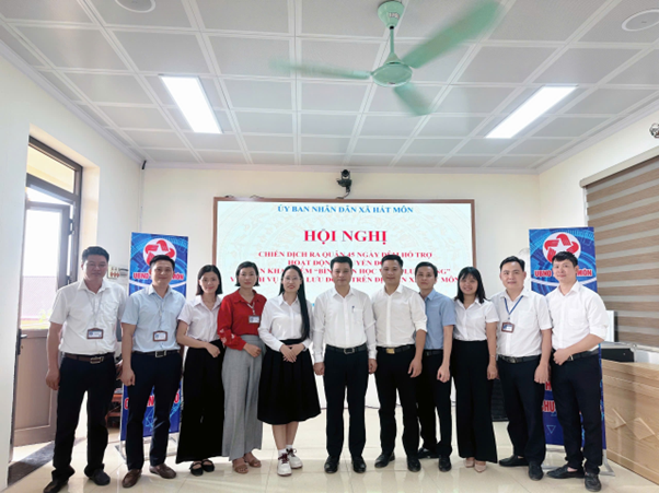 Xã Hát Môn triển khai Chiến dịch “45 ngày đêm ra quân hỗ trợ hoạt động chuyển đổi số”; triển khai Điểm “Bình dân học vụ số lưu động” và dịch vụ công lưu động trên địa bàn xã- Ảnh 4.