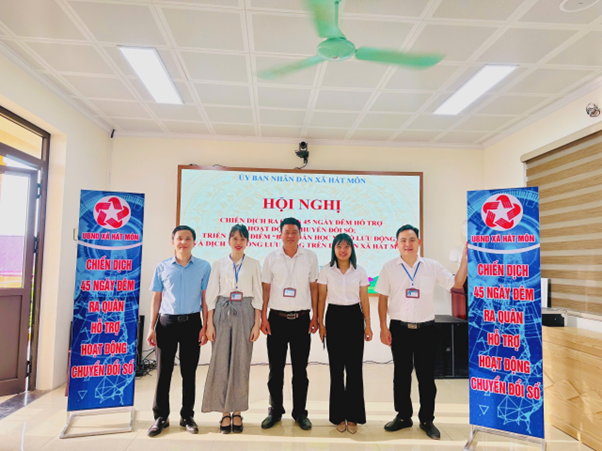 Xã Hát Môn triển khai Chiến dịch “45 ngày đêm ra quân hỗ trợ hoạt động chuyển đổi số”; triển khai Điểm “Bình dân học vụ số lưu động” và dịch vụ công lưu động trên địa bàn xã- Ảnh 5.