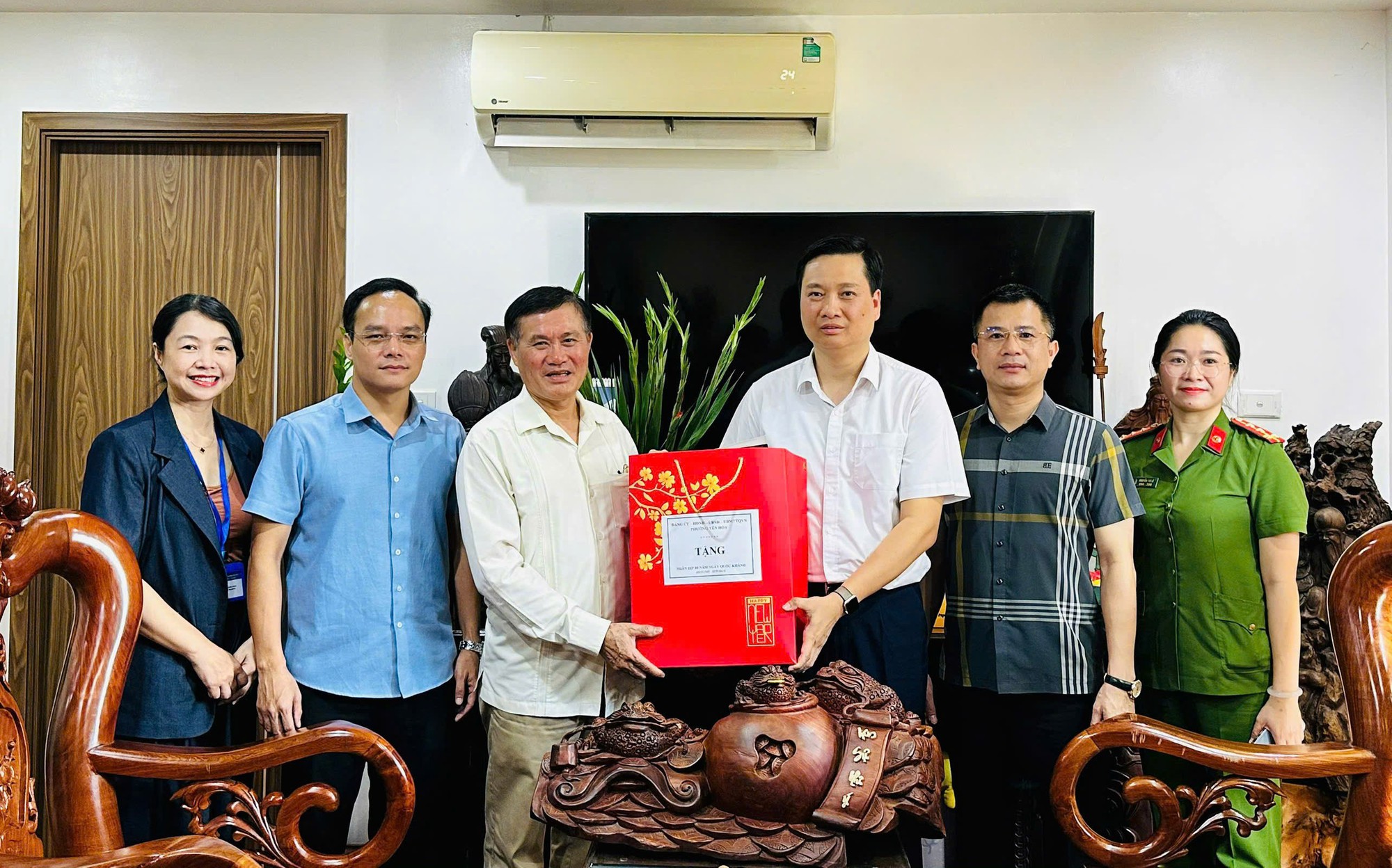 Tổ chức các hoạt động tri ân gia đình chính sách, người có công nhân dịp kỷ niệm các ngày lễ lớn của Thủ đô và đất nước- Ảnh 1.