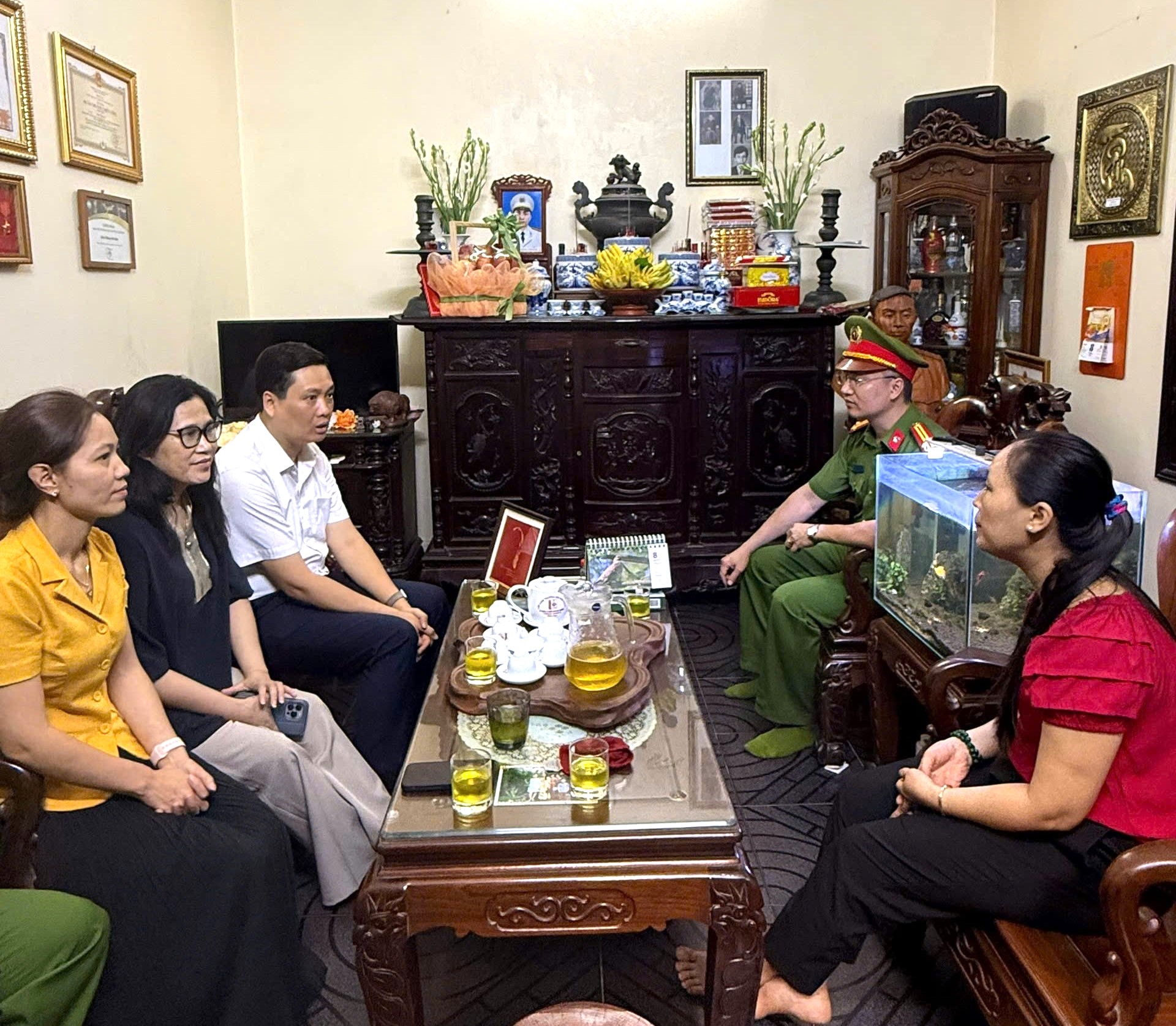 Tổ chức các hoạt động tri ân gia đình chính sách, người có công nhân dịp kỷ niệm các ngày lễ lớn của Thủ đô và đất nước- Ảnh 3.