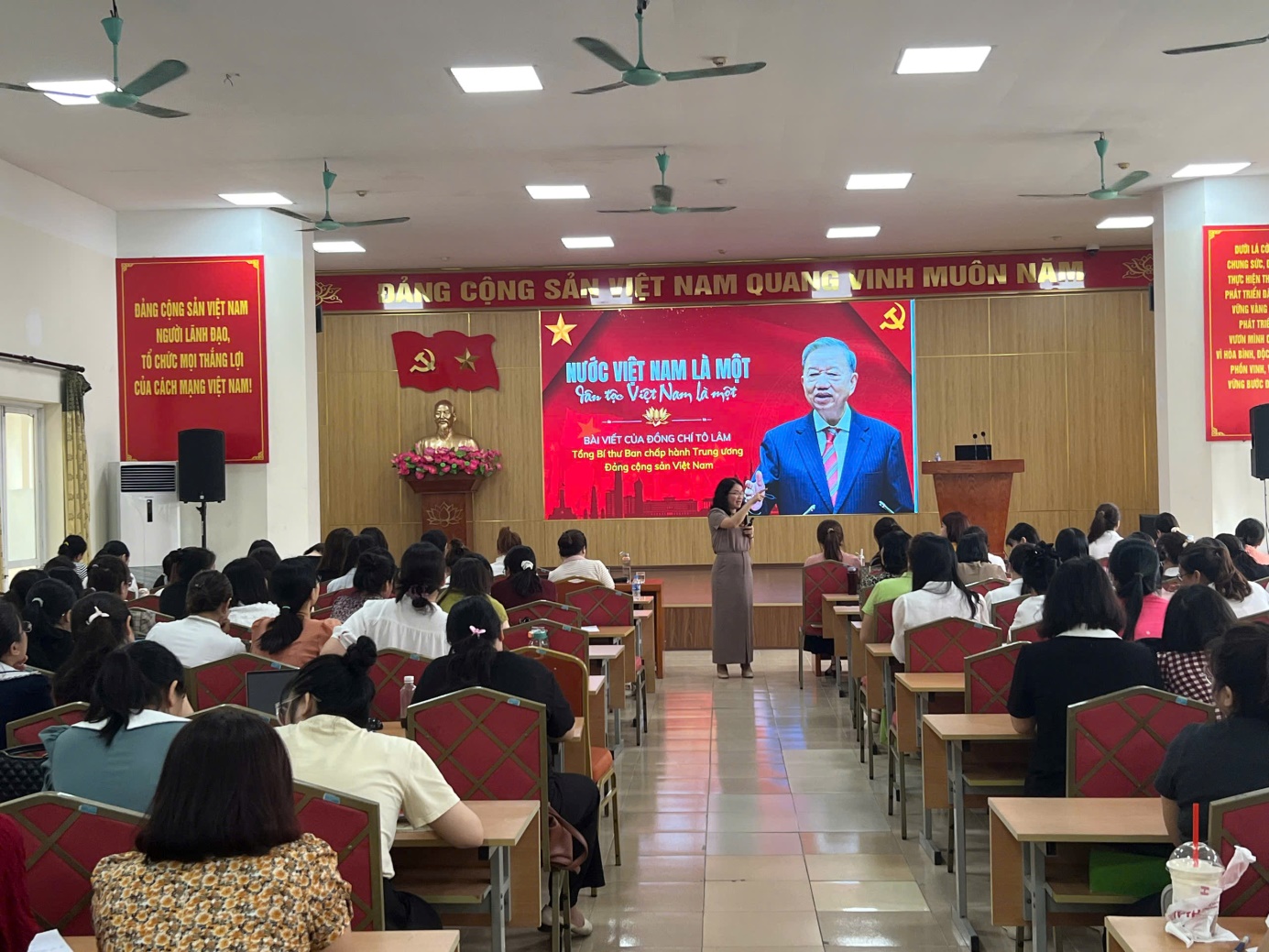 Trung tâm Chính trị khu vực Hoàng Mai tổ chức lớp Bồi dưỡng, tập huấn chính trị hè cho đội ngũ cán bộ quản lý, giáo viên hệ thống giáo dục quốc dân khu vực Hoàng Mai năm 2025- Ảnh 1.