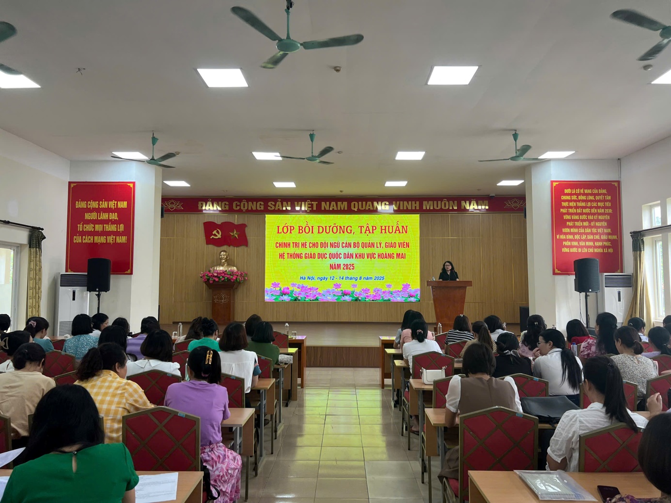 Trung tâm Chính trị khu vực Hoàng Mai tổ chức lớp Bồi dưỡng, tập huấn chính trị hè cho đội ngũ cán bộ quản lý, giáo viên hệ thống giáo dục quốc dân khu vực Hoàng Mai năm 2025- Ảnh 2.