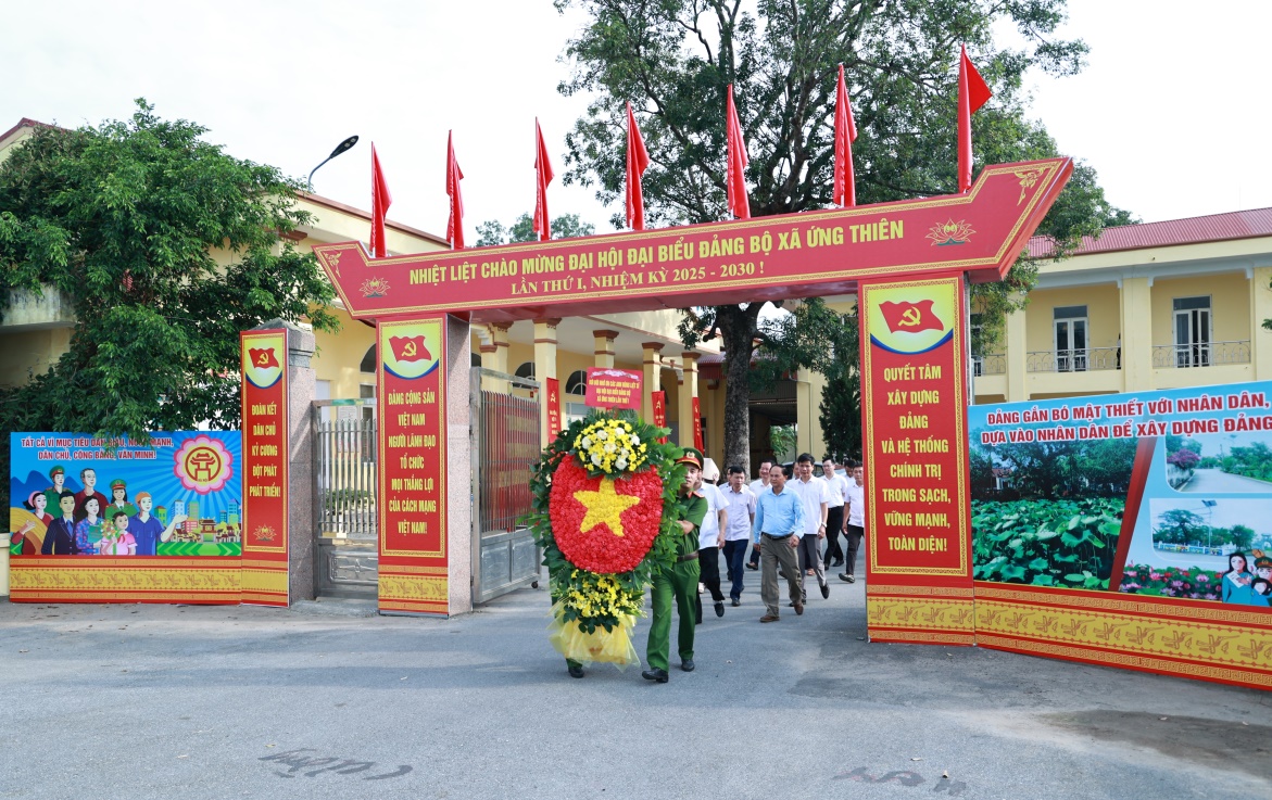 Xã Ứng Thiên dâng hương, dâng hoa tưởng niệm các anh hùng liệt sĩ trước thềm Đại hội đại biểu Đảng bộ xã lần thứ I, nhiệm kỳ 2025-2030- Ảnh 1.