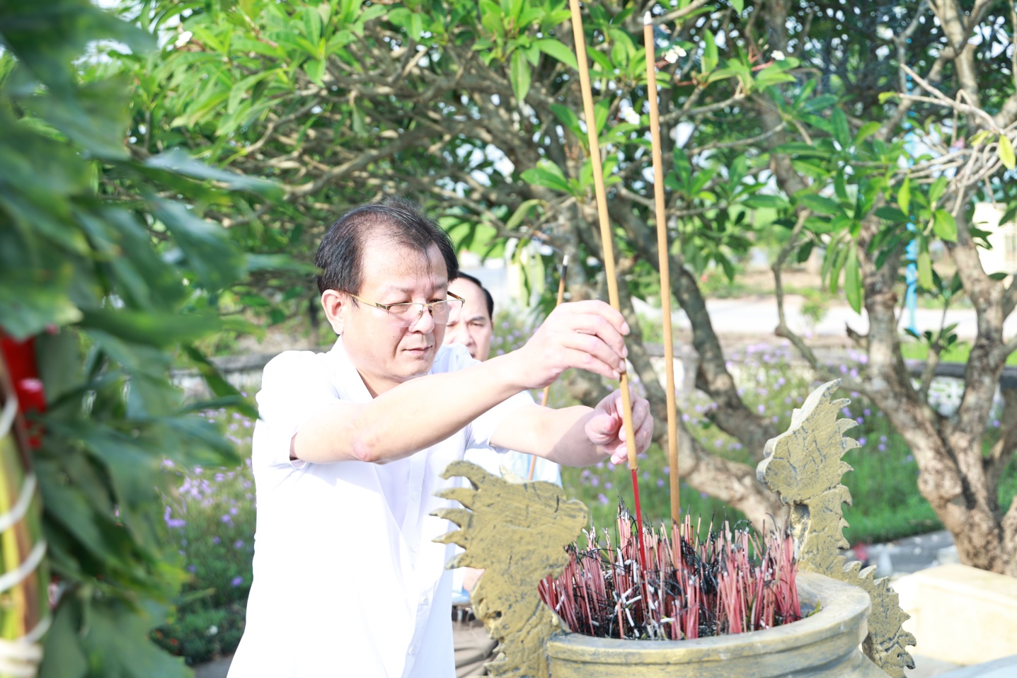 Xã Ứng Thiên dâng hương, dâng hoa tưởng niệm các anh hùng liệt sĩ trước thềm Đại hội đại biểu Đảng bộ xã lần thứ I, nhiệm kỳ 2025-2030- Ảnh 2.
