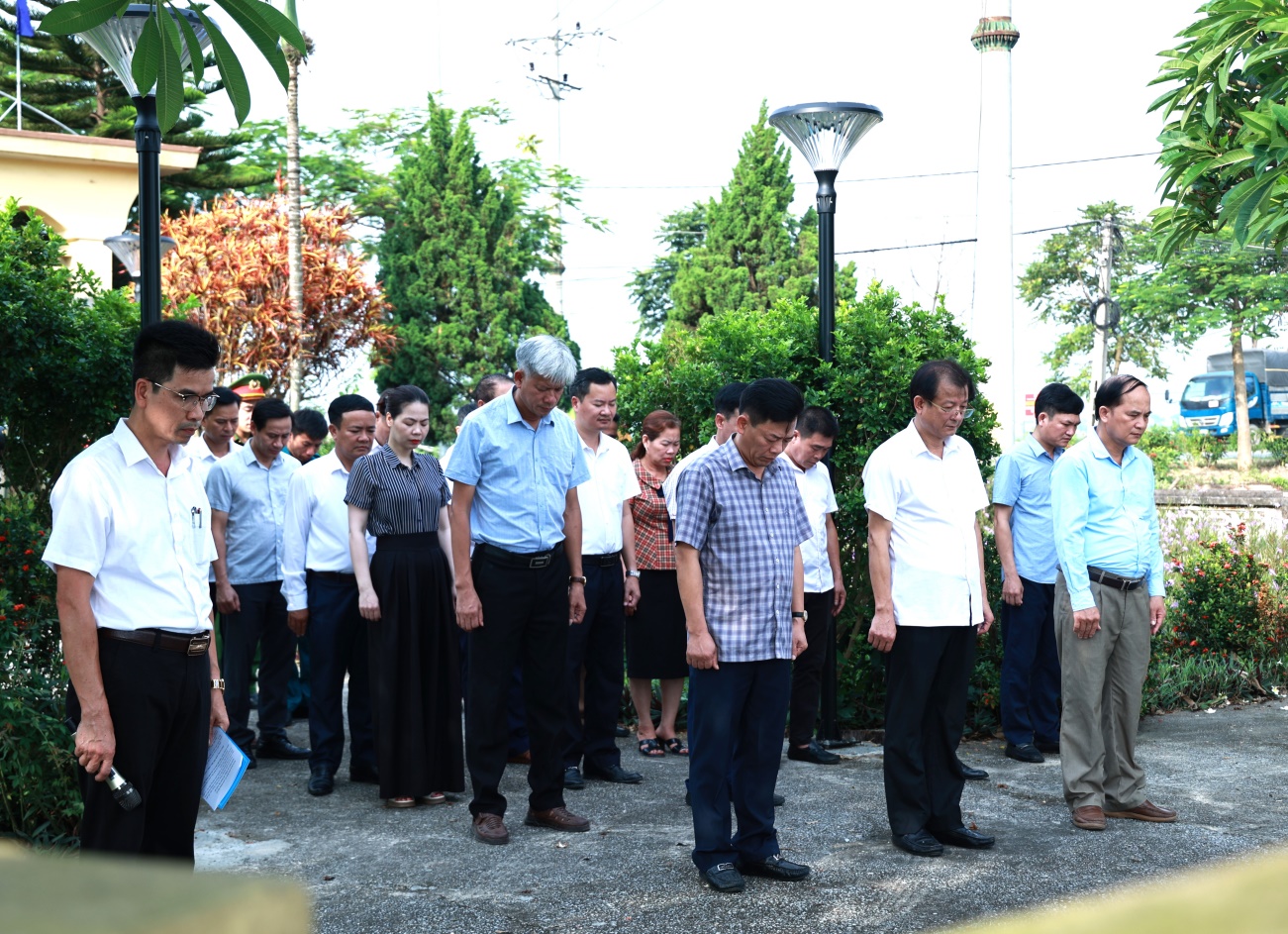 Xã Ứng Thiên dâng hương, dâng hoa tưởng niệm các anh hùng liệt sĩ trước thềm Đại hội đại biểu Đảng bộ xã lần thứ I, nhiệm kỳ 2025-2030- Ảnh 3.