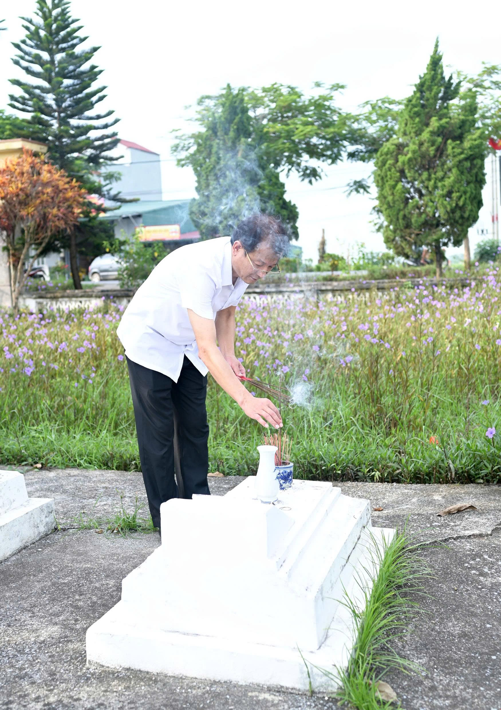 Xã Ứng Thiên dâng hương, dâng hoa tưởng niệm các anh hùng liệt sĩ trước thềm Đại hội đại biểu Đảng bộ xã lần thứ I, nhiệm kỳ 2025-2030- Ảnh 6.