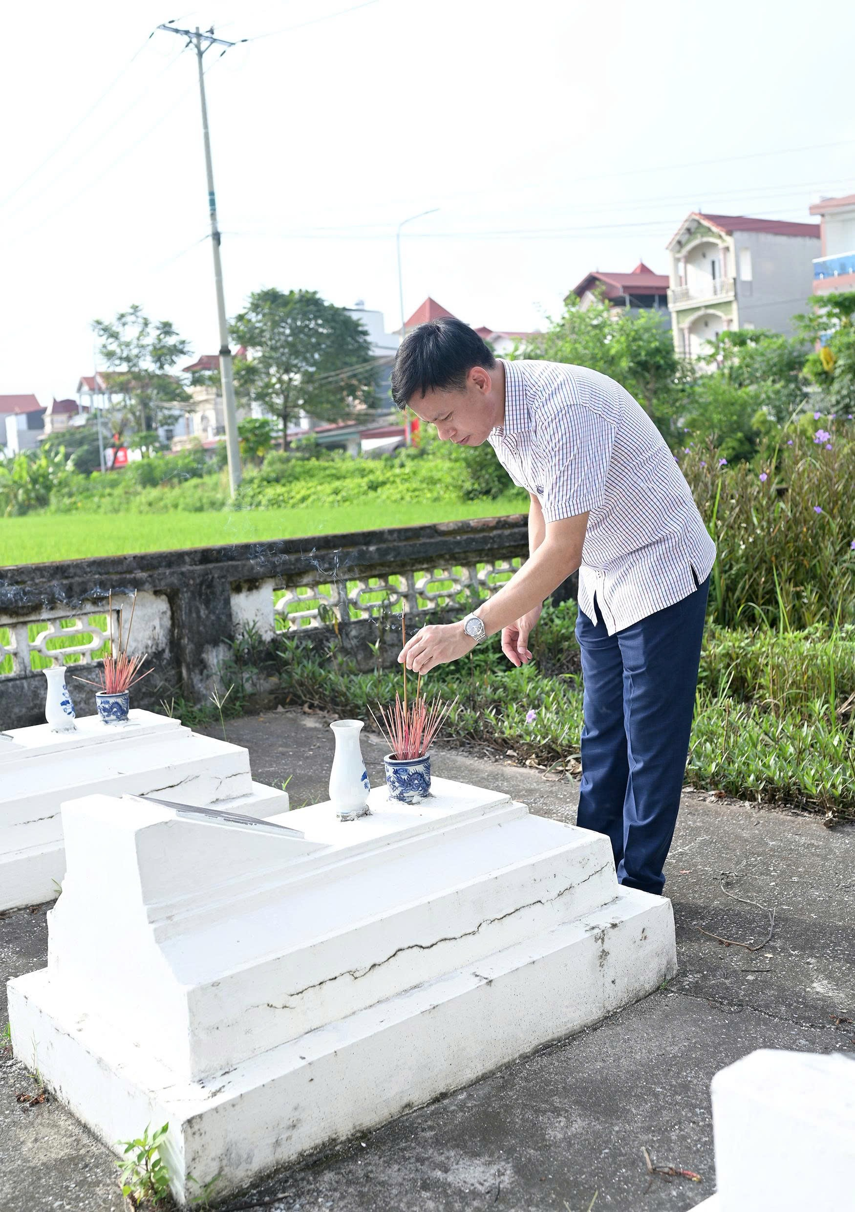 Xã Ứng Thiên dâng hương, dâng hoa tưởng niệm các anh hùng liệt sĩ trước thềm Đại hội đại biểu Đảng bộ xã lần thứ I, nhiệm kỳ 2025-2030- Ảnh 8.