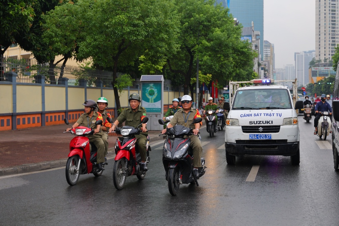 Công an phường Yên Hòa phát động cao điểm ra quân triển khai tấn công, trấn áp các loại tội phạm, đảm bảo an ninh, trật tự trên địa bàn.- Ảnh 2.