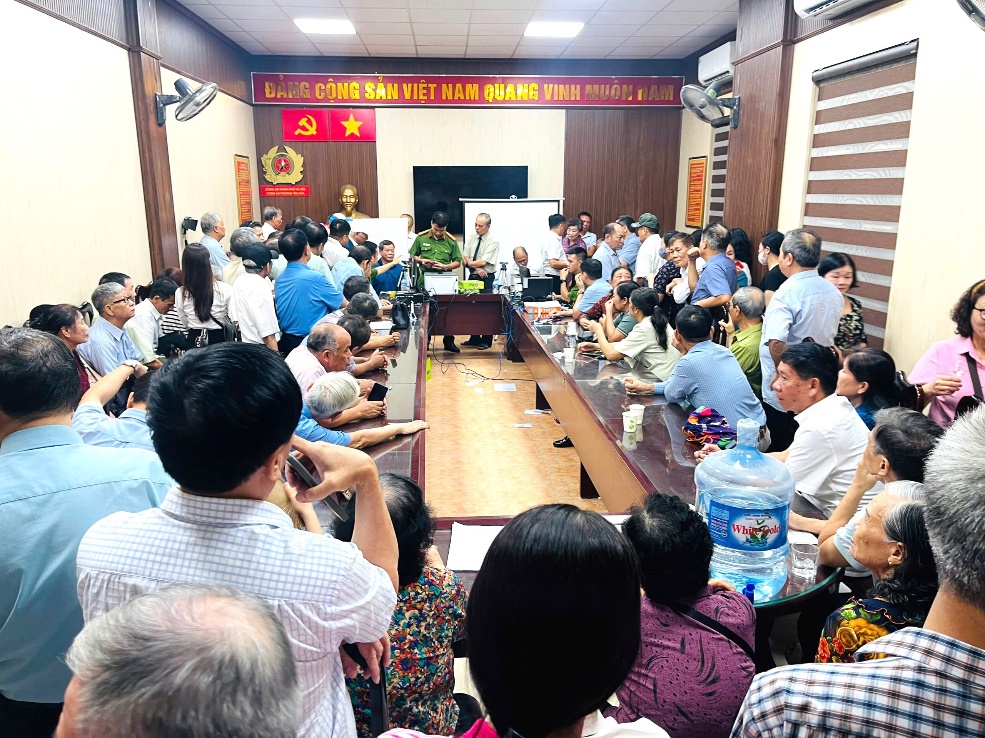 Công an phường Yên Hòa phấn đấu sớm hoàn thành việc cấp, đổi thẻ Đảng viên trên nền tảng dữ liệu dân cư- Ảnh 1.