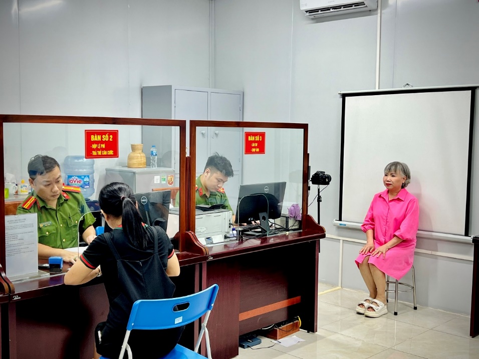 Công an phường Yên Hòa phấn đấu sớm hoàn thành việc cấp, đổi thẻ Đảng viên trên nền tảng dữ liệu dân cư- Ảnh 2.