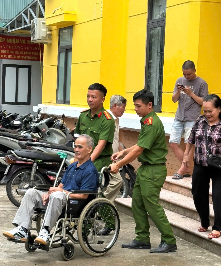 Công an phường Yên Hòa phấn đấu sớm hoàn thành việc cấp, đổi thẻ Đảng viên trên nền tảng dữ liệu dân cư- Ảnh 3.