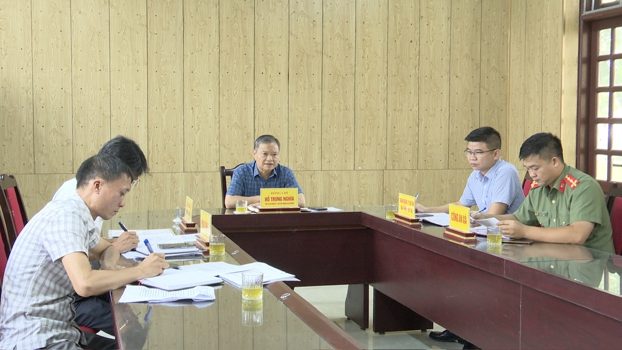Đồng chí Hồ Trung Nghĩa - Phó Bí thư Đảng ủy, Chủ tịch UBND xã An Khánh tiếp công dân định kỳ tháng 8 năm 2025- Ảnh 1.