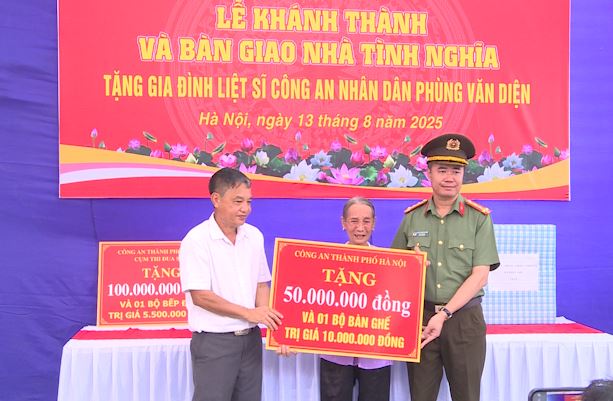 Lễ Khánh thành và bàn giao Nhà tình nghĩa cho thân nhân liệt sỹ Phùng Văn Diện tại xã Phúc Lộc- Ảnh 6.