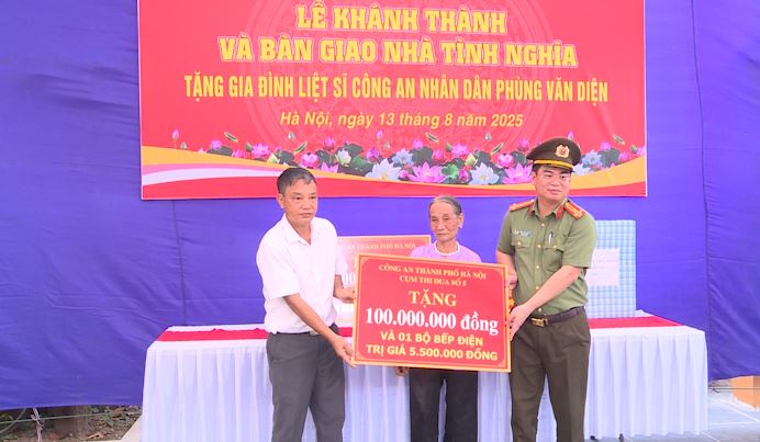 Lễ Khánh thành và bàn giao Nhà tình nghĩa cho thân nhân liệt sỹ Phùng Văn Diện tại xã Phúc Lộc- Ảnh 5.