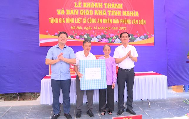 Lễ Khánh thành và bàn giao Nhà tình nghĩa cho thân nhân liệt sỹ Phùng Văn Diện tại xã Phúc Lộc- Ảnh 7.